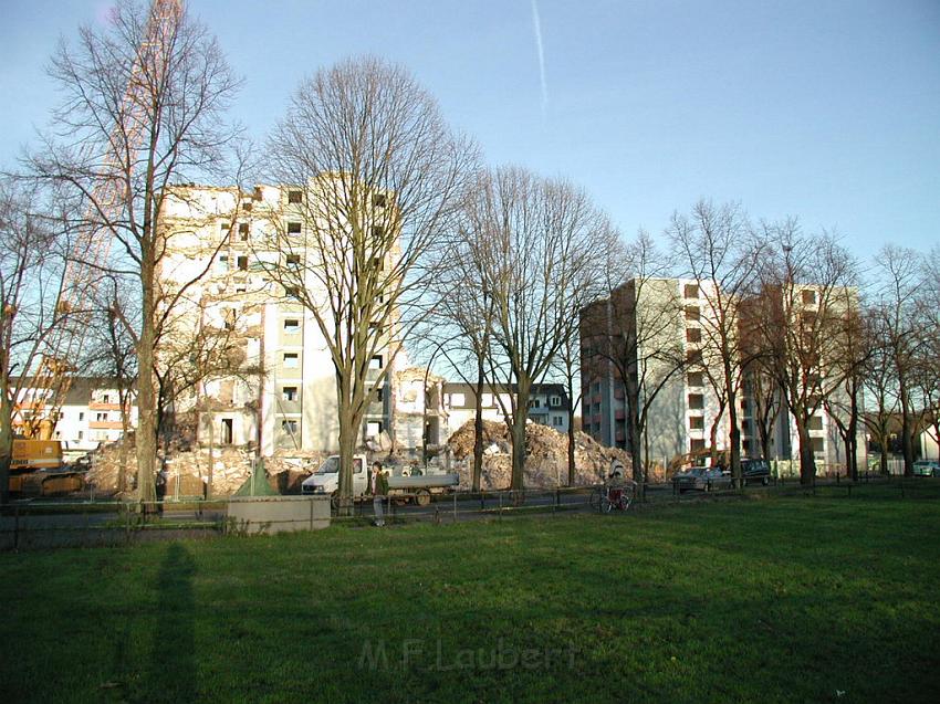 Abriss Hochaus Koeln Vingst 04.JPG